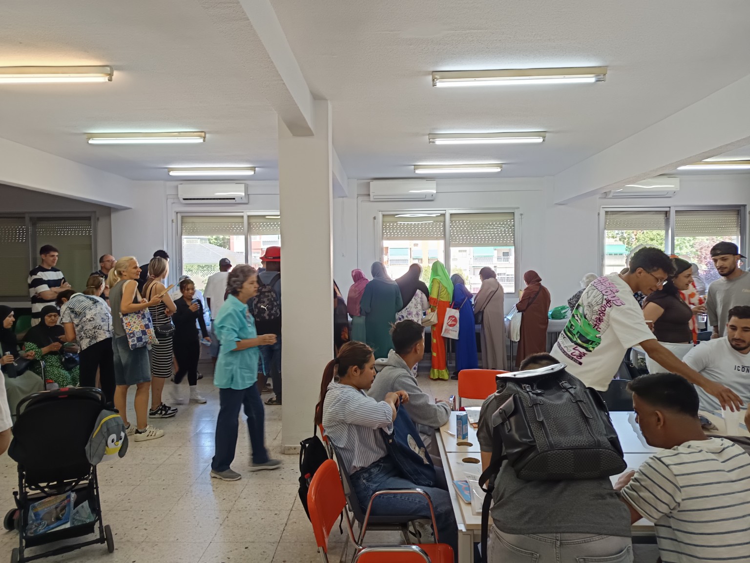 Participantes conversando durante un encuentro en una sala comunitaria.